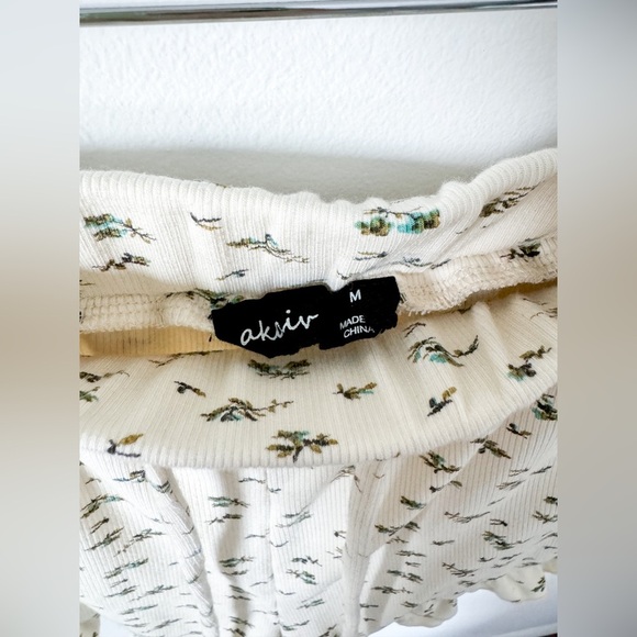 Akaiv Floral Ribbed Shorts - Picture 5 of 5